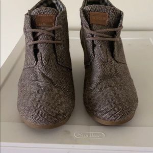 Tom’s wedge booties